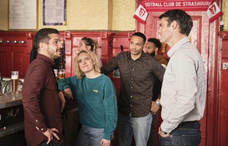 L'équipe de la crim' dans un bar, photo liée à la toute fin de l'épisode